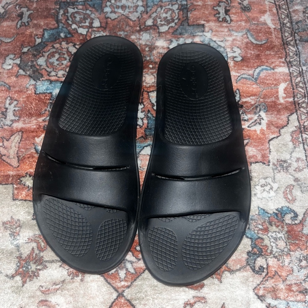 OOFOS Black Women's Sandals